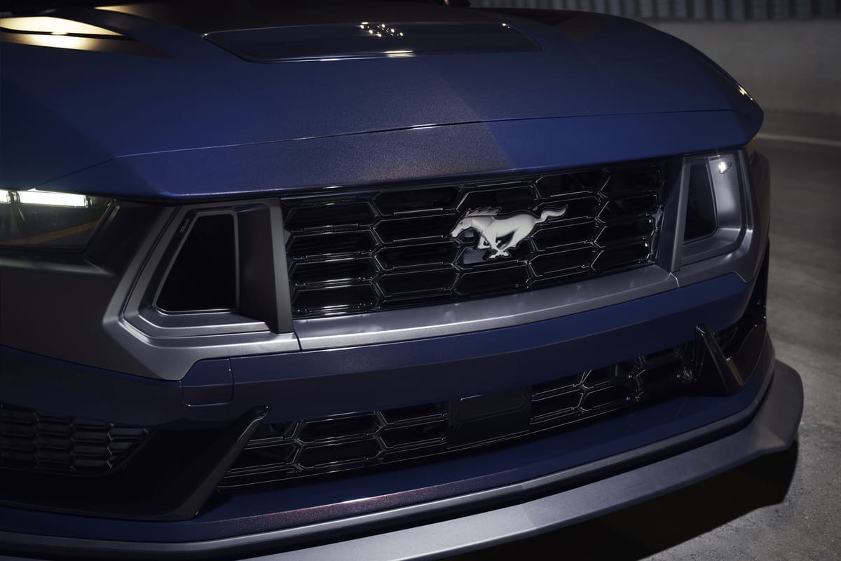 2024-ford-mustang-dark-hores