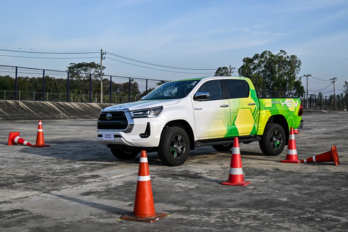 TEST DRIVE TOYOTA HILUX FCEV BEV 