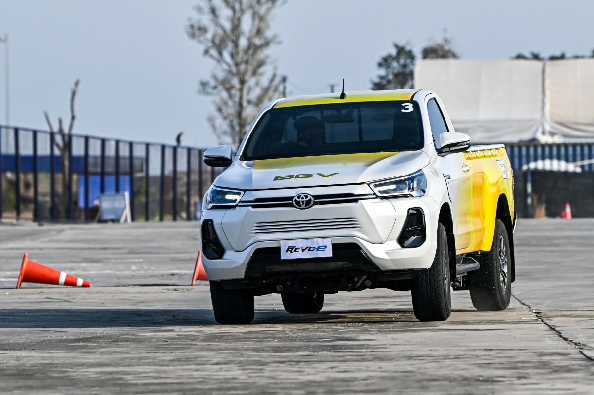 TEST DRIVE TOYOTA HILUX FCEV BEV 