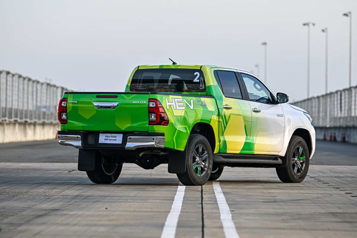 TEST DRIVE TOYOTA HILUX FCEV BEV 