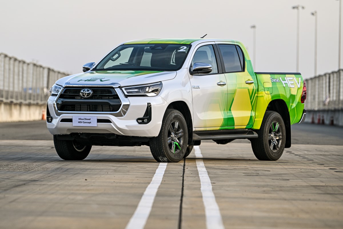 TEST DRIVE TOYOTA HILUX FCEV BEV 