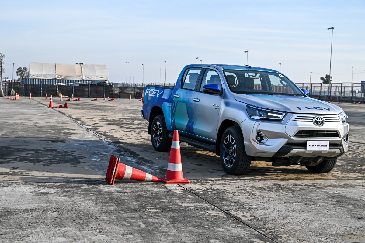 TEST DRIVE TOYOTA HILUX FCEV BEV 