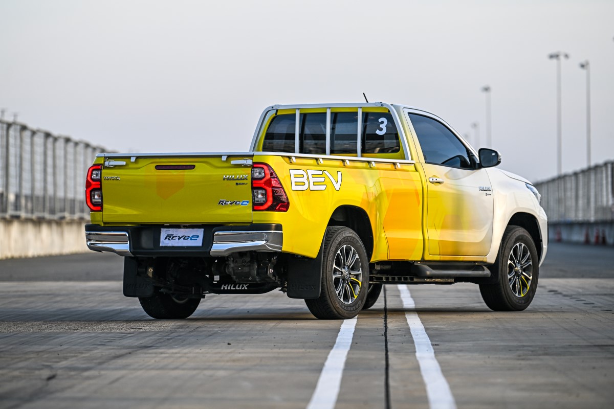 TEST DRIVE TOYOTA HILUX FCEV BEV 