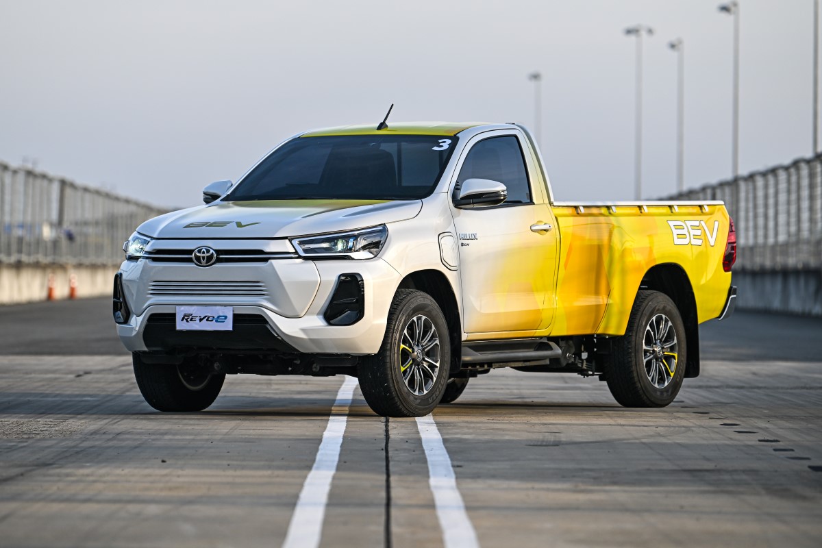 TEST DRIVE TOYOTA HILUX FCEV BEV 