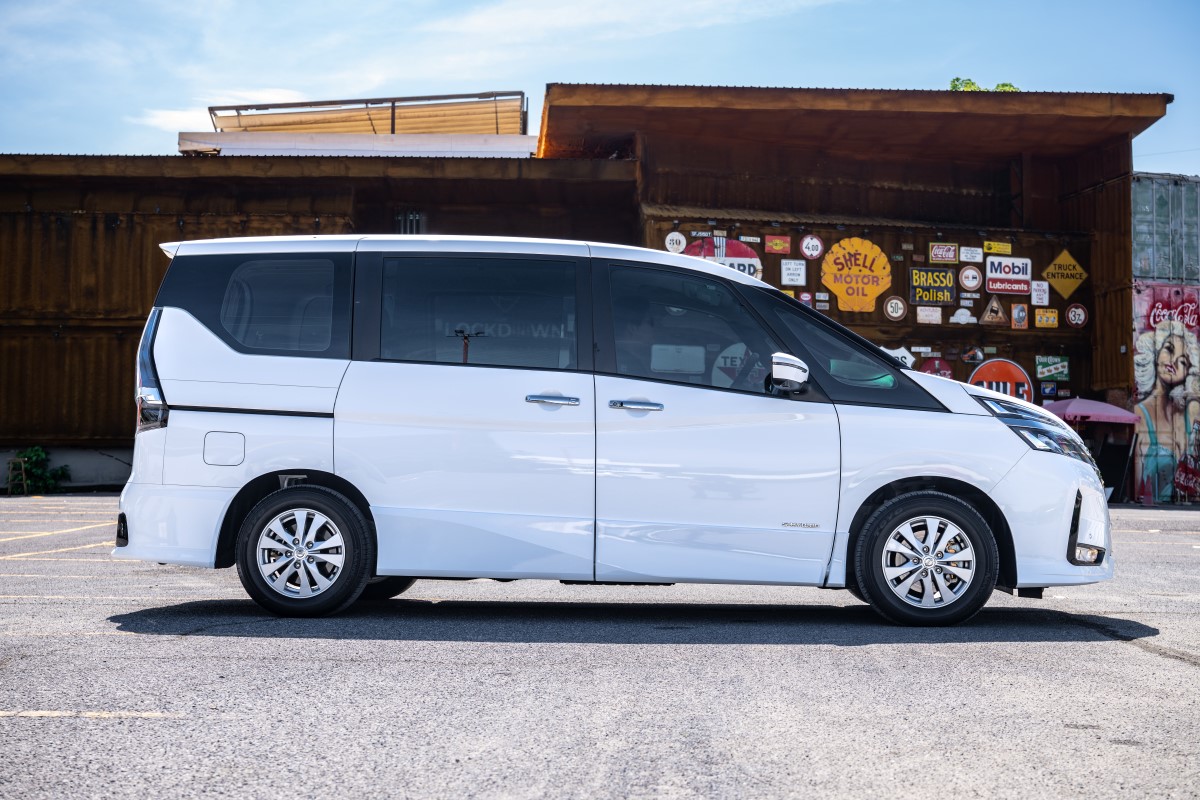 TEST DRIVE NISSAN SERENA S-HYBRID
