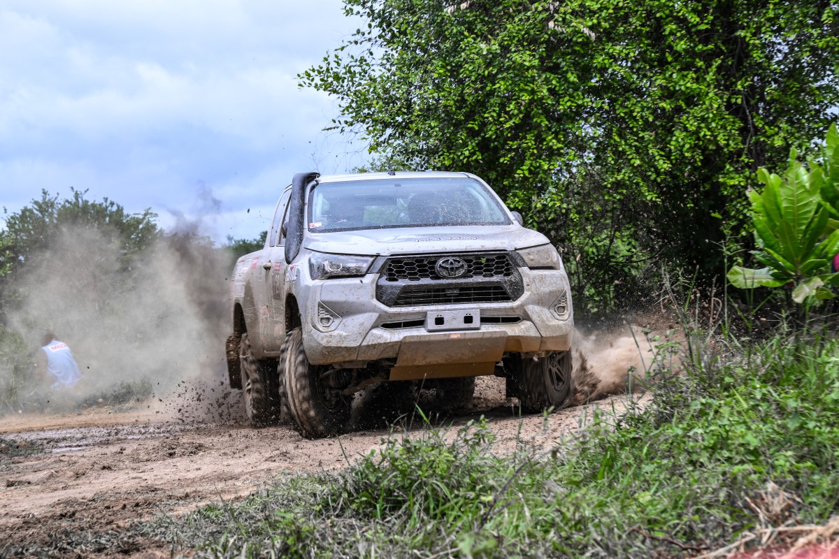 TOYOTA HILUX REVO 10 เซียนประจัญบาน 2025