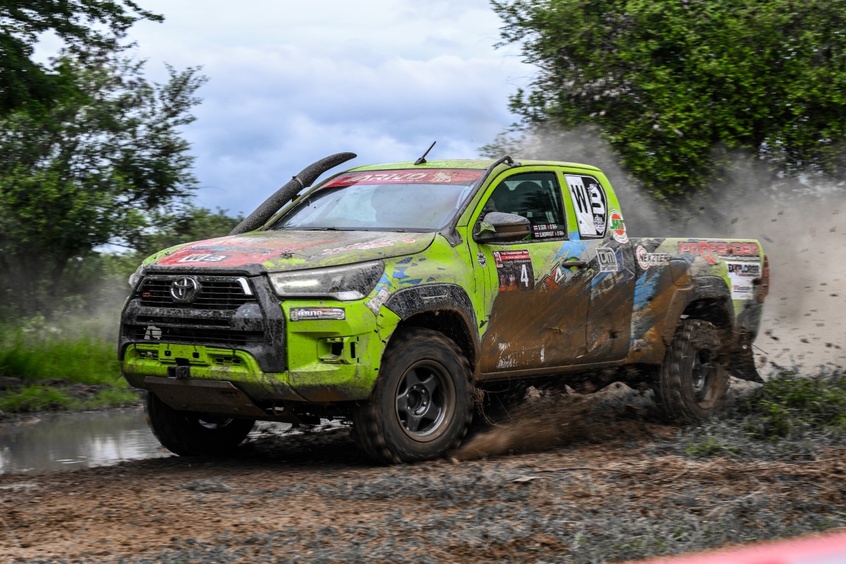 TOYOTA HILUX REVO 10 เซียนประจัญบาน 2025